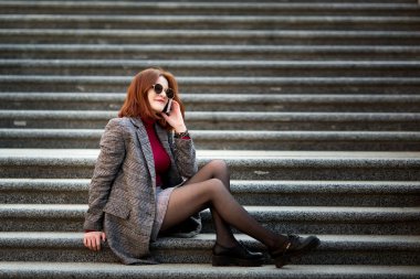 Evet güzel bir kadın. Teknoloji, iletişim ve insan kavramı - mutlu genç kadın smartphone üzerinde arama