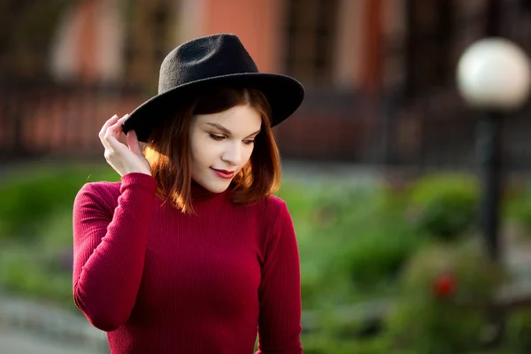 Mladá Dospívající Dívka Černé Košili Klobouk Styl Pro Zobrazení Velkého — Stock fotografie