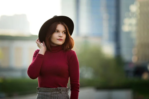 Una Giovane Adolescente Con Camicia Cappello Neri Stile Della Grande — Foto Stock