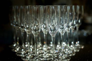 Tablo satır boş şampanya gözlük. Birçok düğün gözlük.