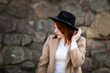 Sokaklarda dolaşan genç ve şık bir hipster kadının moda portresi.