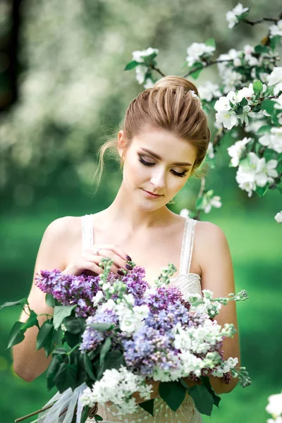 Beyaz Elbiseli Güzellik Gelin Portresi Gelin Leylak Düğün Buket Tutuyor — Stok fotoğraf