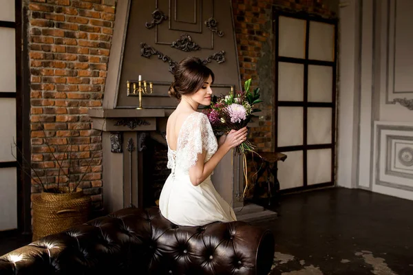Noiva Vestido Bonito Sentado Cadeira Dentro Casa Estúdio Escuro Interior — Fotografia de Stock