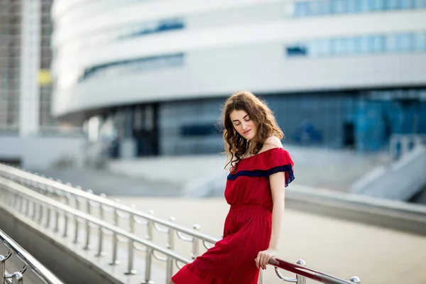 Porträt Eines Schönen Mädchens Einem Roten Kleid — Stockfoto