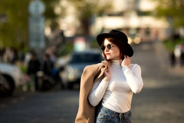 Stile Vita Ritratto Moda Giovane Donna Hipster Elegante Che Cammina — Foto Stock