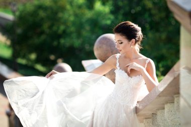 Açık poz lüks gelinlik siyah saçlı güzel kadın moda fotoğrafı