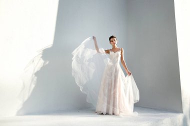 Açık poz lüks gelinlik siyah saçlı güzel kadın moda fotoğrafı
