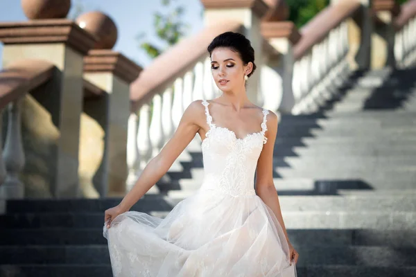 Modefoto Der Schönen Frau Mit Dunklen Haaren Luxuriösen Hochzeitskleid Posiert — Stockfoto