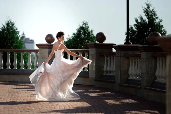 Модная Фотография Красивой Женщины Свадебном Платье Позирует Открытом Воздухе — стоковое фото