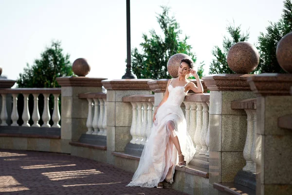 Modefoto Der Schönen Frau Hochzeitskleid Posiert Freien — Stockfoto