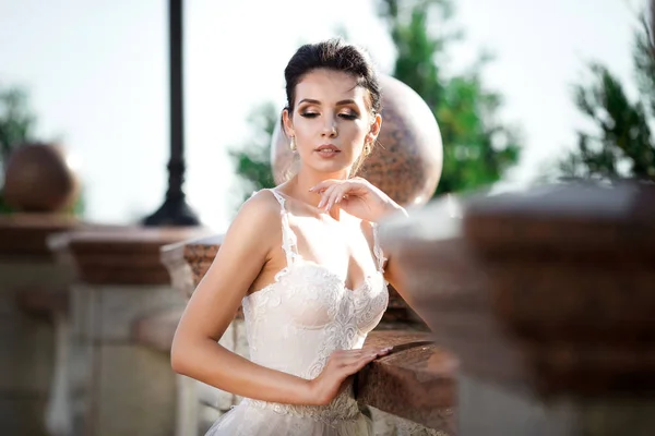 Модная Фотография Красивой Женщины Свадебном Платье Позирует Открытом Воздухе — стоковое фото
