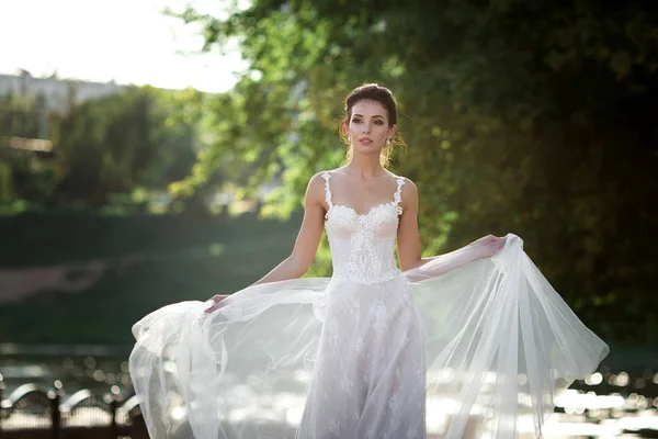 Modefoto Der Schönen Frau Hochzeitskleid Posiert Freien — Stockfoto