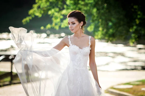 Modefoto Der Schönen Frau Hochzeitskleid Posiert Freien — Stockfoto