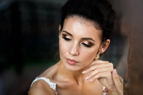 Foto Moda Mujer Hermosa Con Cabello Oscuro Vestido Novia Lujo —  Fotos de Stock