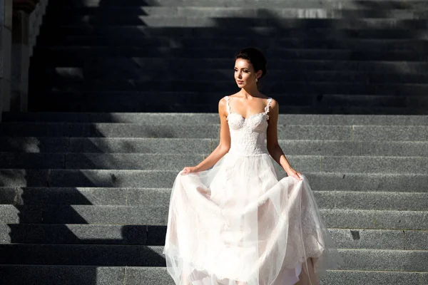 Foto Forma Mulher Bonita Com Cabelo Escuro Vestido Casamento Luxuoso — Fotografia de Stock