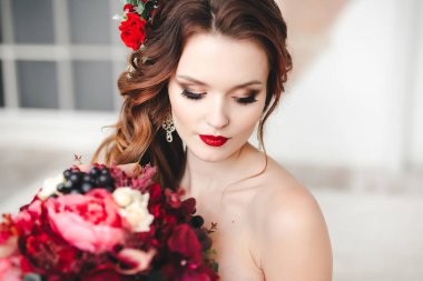 Güzel gelin bir vintage iç özgün bir düğün buketi ile