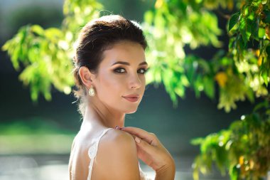 Açık poz lüks gelinlik siyah saçlı güzel kadın moda fotoğrafı