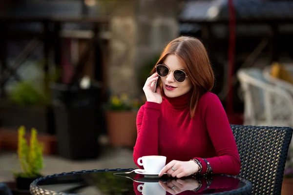 Giovane Bella Donna Hipster Elegante Bere Caffè Tazza — Foto Stock