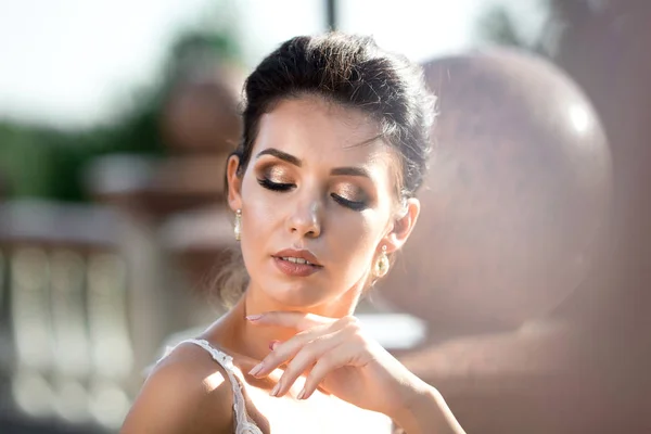 Ritratto Una Bella Sposa Moda Trucco Nuziale Capelli Matrimonio Fiori — Foto Stock