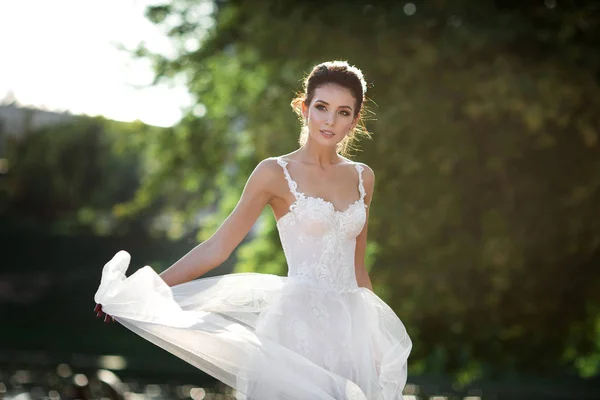 Modefoto Der Schönen Frau Mit Dunklen Haaren Luxuriösen Hochzeitskleid Posiert — Stockfoto