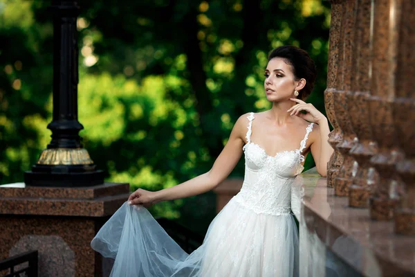 Modefoto Der Schönen Frau Mit Dunklen Haaren Luxuriösen Hochzeitskleid Posiert — Stockfoto