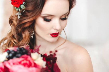 Güzel gelin bir vintage iç özgün bir düğün buketi ile