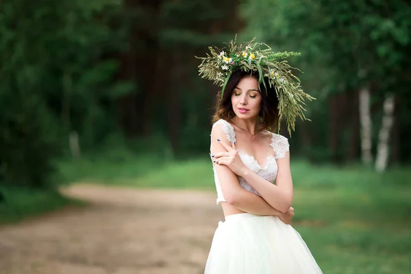 Nevěsta Krásných Bílých Šatech Lese Květinový Věnec — Stock fotografie