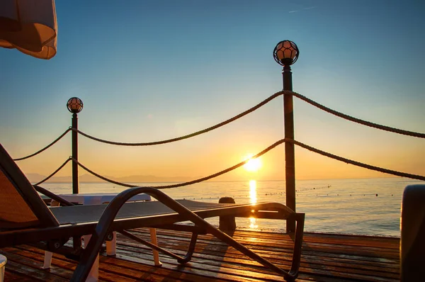 Şezlong Şemsiye Türkiye Hotel Sunrise Adlı Ahşap Iskele Üzerinde Ile — Stok fotoğraf