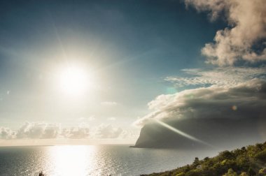 Güzel gün batımı Aya pelerin. (Laspi, Kırım, Ukrayna 2018)