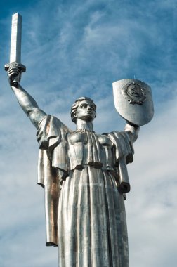 Anne Vatan heykeli mavi gökyüzü arka plan, Kiev, Ukrayna üzerinde Büyük Vatanseverlik Savaşı adamış
