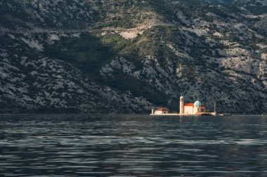 Perast Kotor Körfezi içinde kayalar kilisede Our Lady