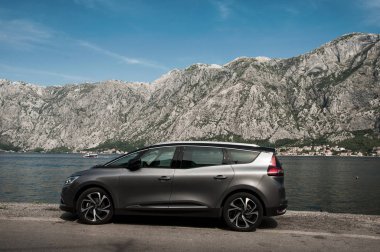 Kotor, Karadağ için çevre Bay Park edilmiş Renault 
