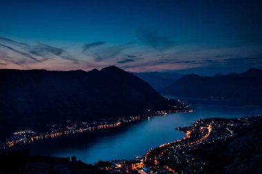 Boka Kotorska gece Kotor kale görüntülemek 