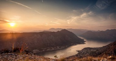 Boka Kotorska batımında Kotor kale görüntülemek 