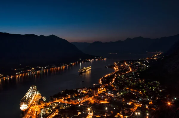 Boka Kotorska gece Kotor kale görüntülemek