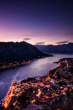 Boka Kotorska gece Kotor kale görüntülemek