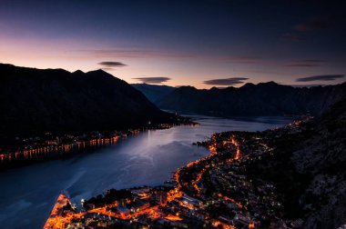 Boka Kotorska gece Kotor kale görüntülemek 