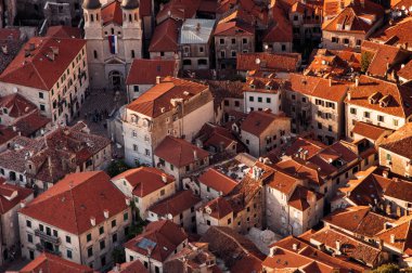 evler leyleklerin şehirde Kotor, Karadağ ile 