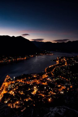 Boka Kotorska gece Kotor kale görüntülemek 
