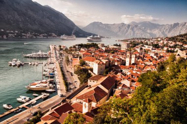 panoramik manzaralı eski kıyı kasaba Kotor, Karadağ