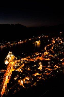Boka Kotorska gece Kotor kale görüntülemek 