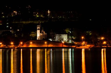 gece görünümü aziz Matthew Katolik Kilisesi, Kotor Dobrota, Karadağ 