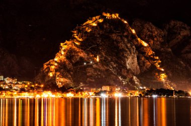 Boka Kotorska gece Kotor kale görüntülemek 