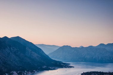Boka Kotorska batımında Kotor kale görüntülemek 