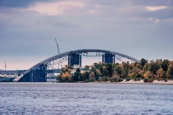 乌克兰基辅第聂伯河河 Podilsko Voskresenskyi 大桥全景图 — 图库照片