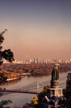 panoramik Hill ile anıt Saint Vladimir'e Dnipro Nehri'nin merkezi Kiev, Ukrayna