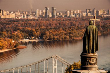 panoramik Hill ile anıt Saint Vladimir'e Dnipro Nehri'nin merkezi Kiev, Ukrayna