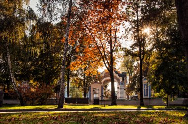 ısmarlayarak Park yakınındaki Saint Michael Golden-Domed Manastırı çitte sonbahar güneşli bir gün, Kiev, Ukrayna 
