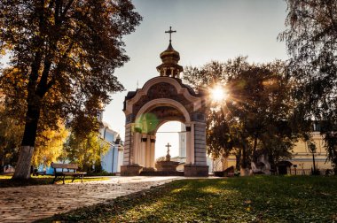 ısmarlayarak Park yakınındaki Saint Michael Golden-Domed Manastırı çitte sonbahar güneşli bir gün, Kiev, Ukrayna 