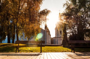 Saint Michael Golden-Domed Manastırı Parkı'nda sonbahar güneşli bir gün, Kiev, Ukrayna ile ısmarlayarak 